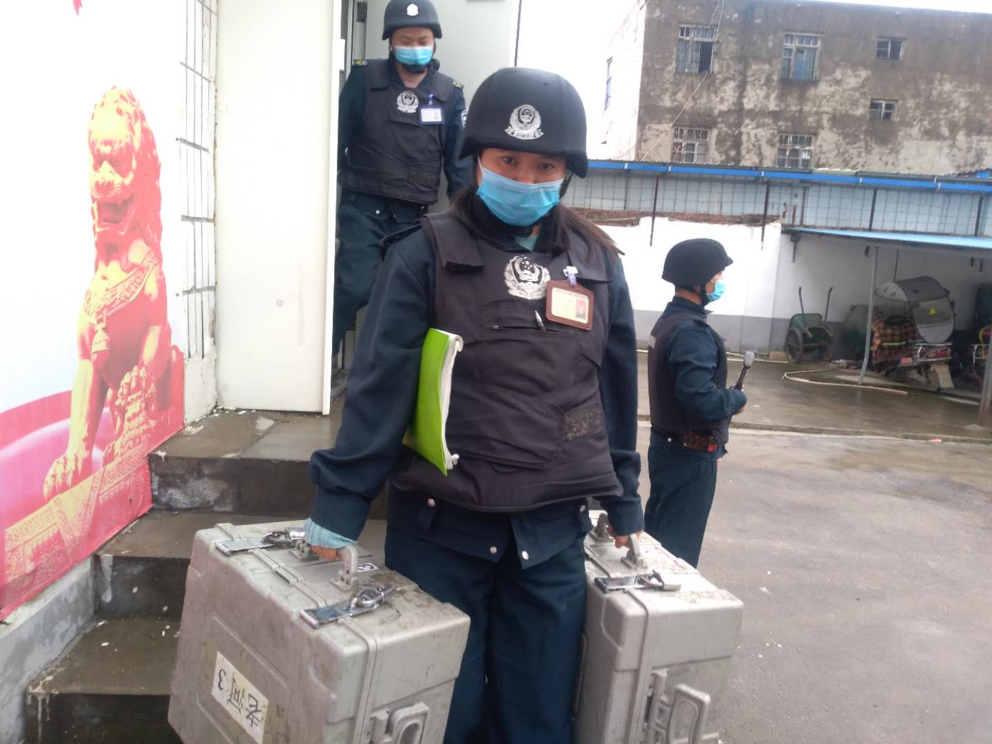 疫線(xiàn)押運女隊員.jpg